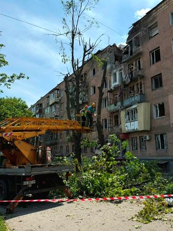 Новини Харкова: у Немишлянському районі ліквідовують наслідки удару